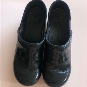 Black Patent Dansko size 39 WIDE Clogs